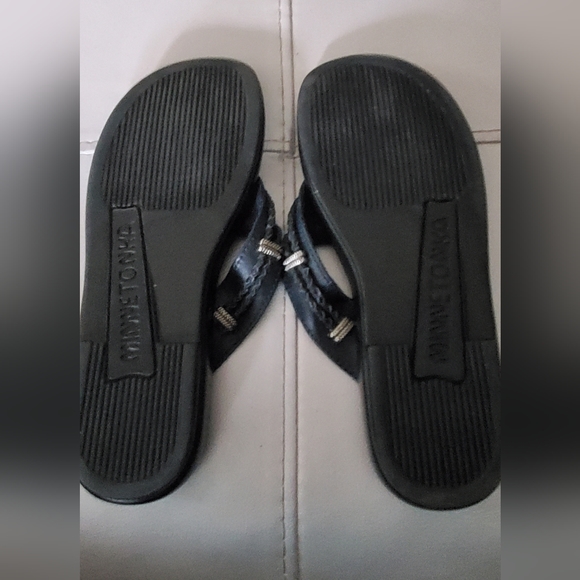 Minnetonka Sandals Sz 6 - Picture 3 of 4